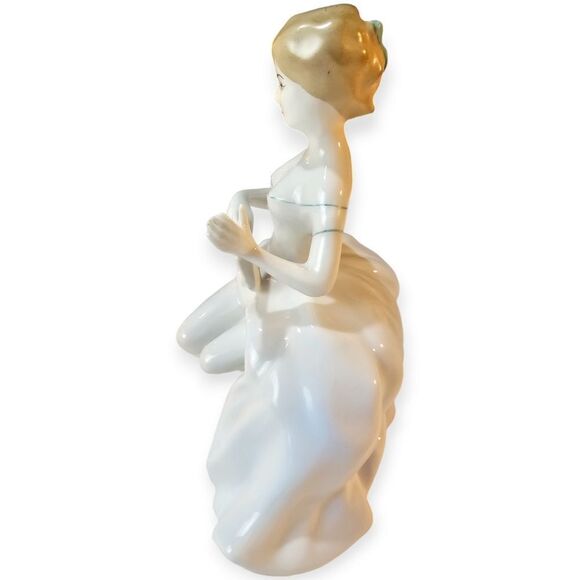 Vintage Made in Romania Arpo Porcelain Sitting Girl With Fan - Picture 2 of 9